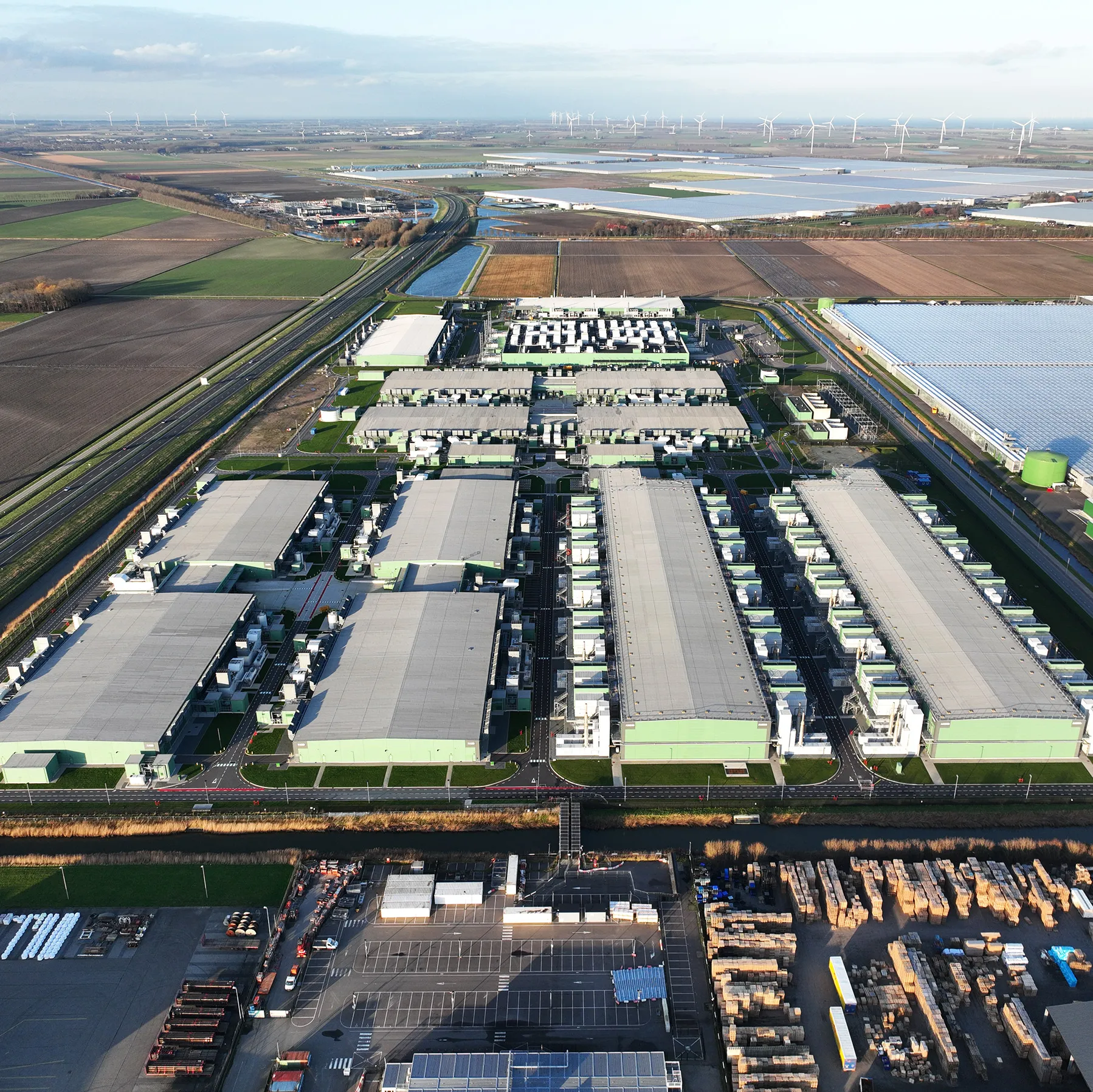 Microsoft, yapay zeka, veri merkezi, Satya Nadella