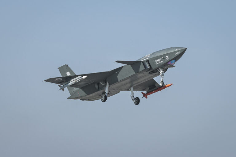 Bayraktar Kızılelma Hava-Hava Füzesiyle Hedefi Vurdu!