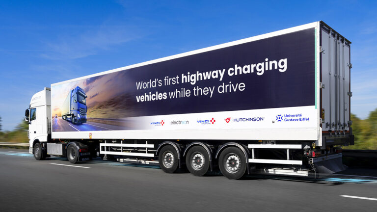 Elektrikli araçları şarj eden otoyol!