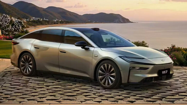 Huawei Teknolojili Toyota bZ7 Elektrikli Sedan Tanıtıldı!