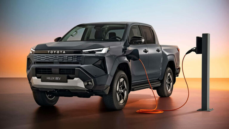 Yeni Toyota Hilux elektrikli versiyonuyla tanıtıldı