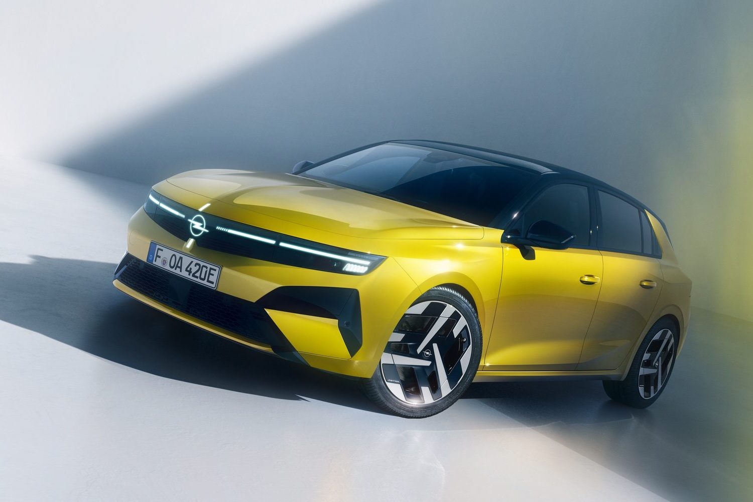 Opel Astra yeni jantlar ve arka tasarım
