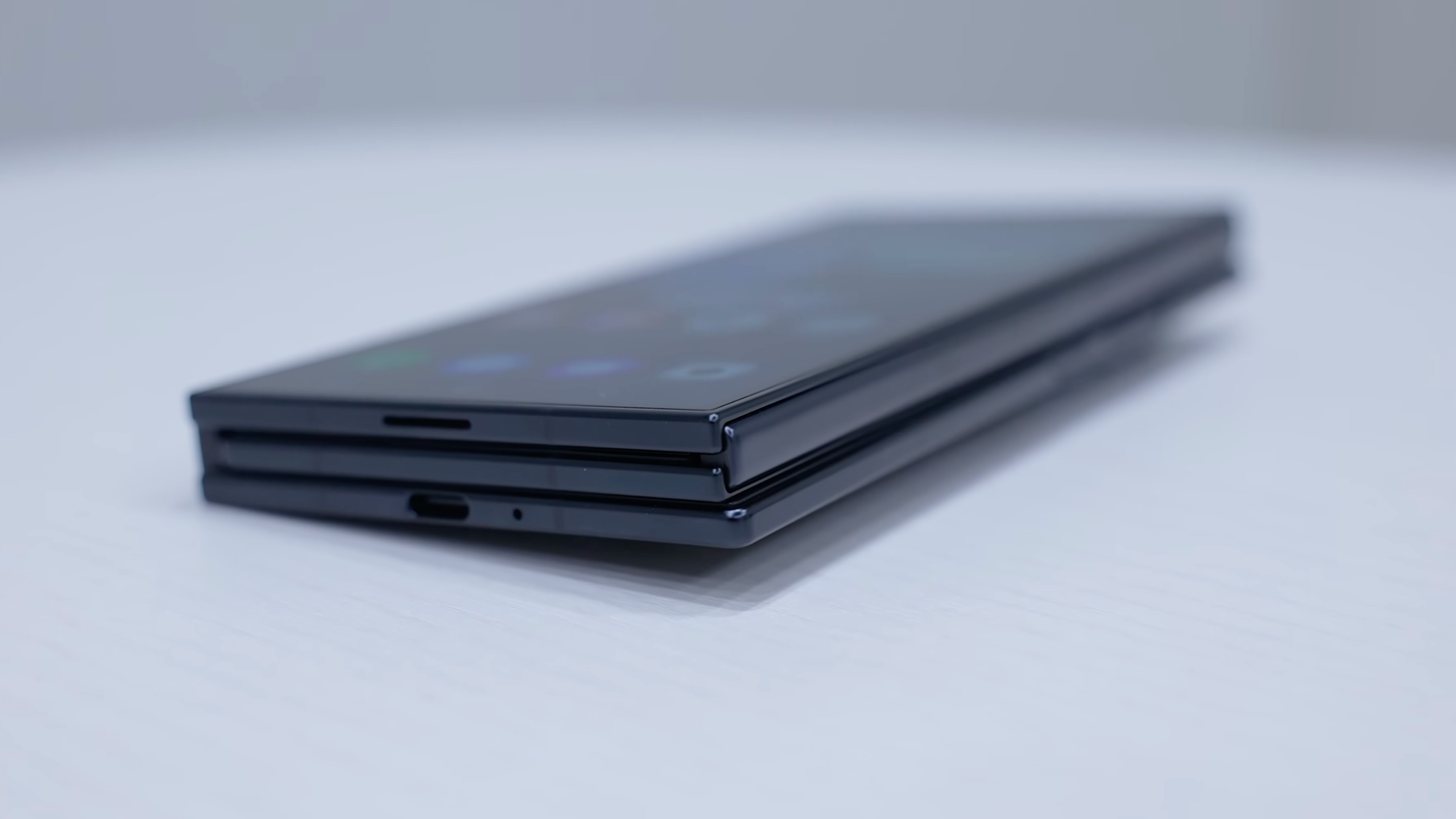 Samsung Galaxy Z TriFold elde tutuş