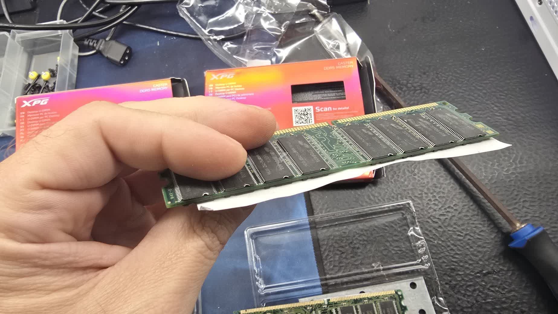 DDR5 RAM kutusundan çıkan sahte DDR2 bellekler