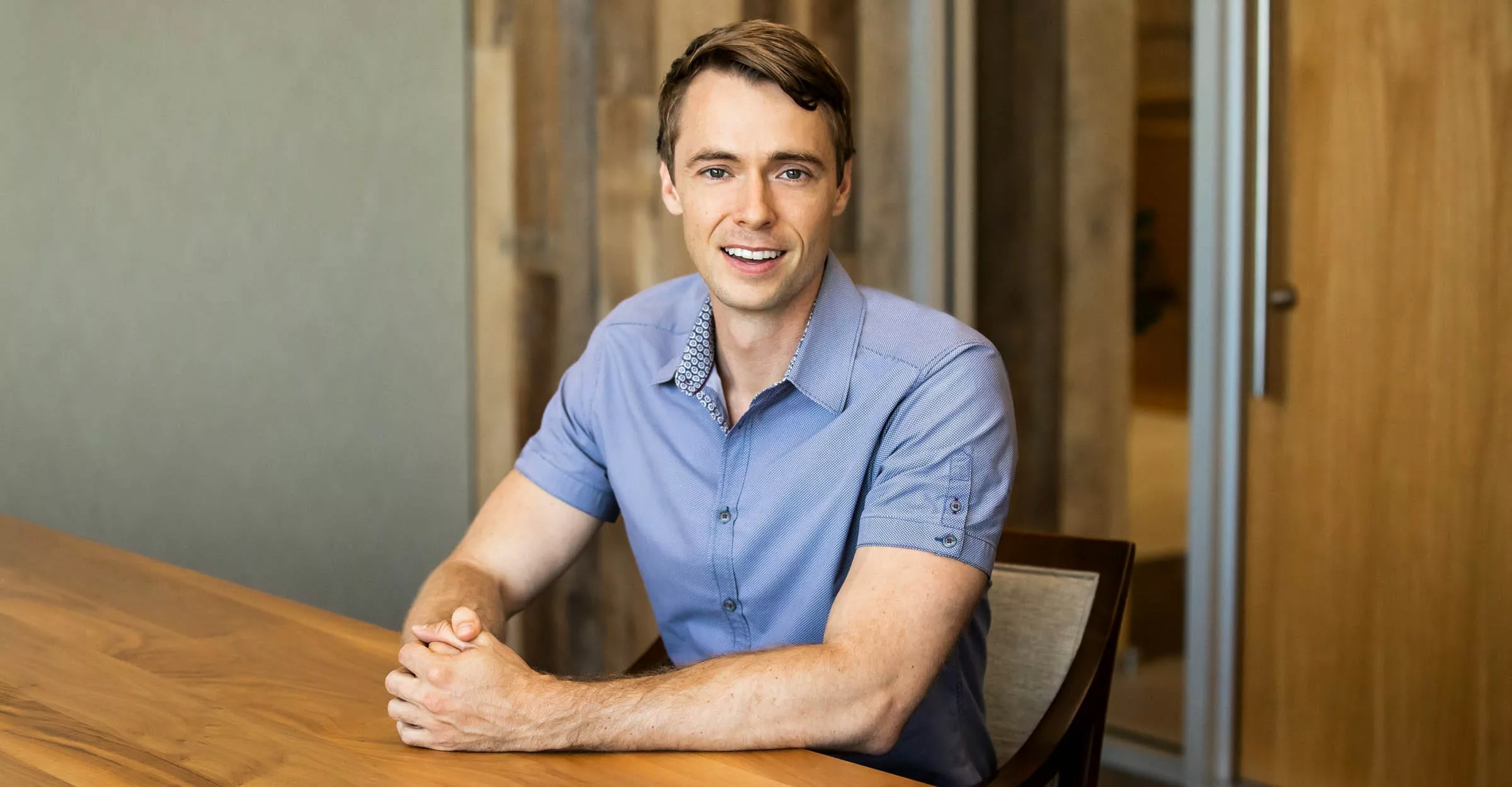 Apple'da Yaprak Dökümü: Siri Yöneticisi Bile Gitti 1 Apple, Siri, Yapay Zeka, OpenAI, Google DeepMind, Mark Gurman, Stuart Bowers, Jony Ive, iPhone Air