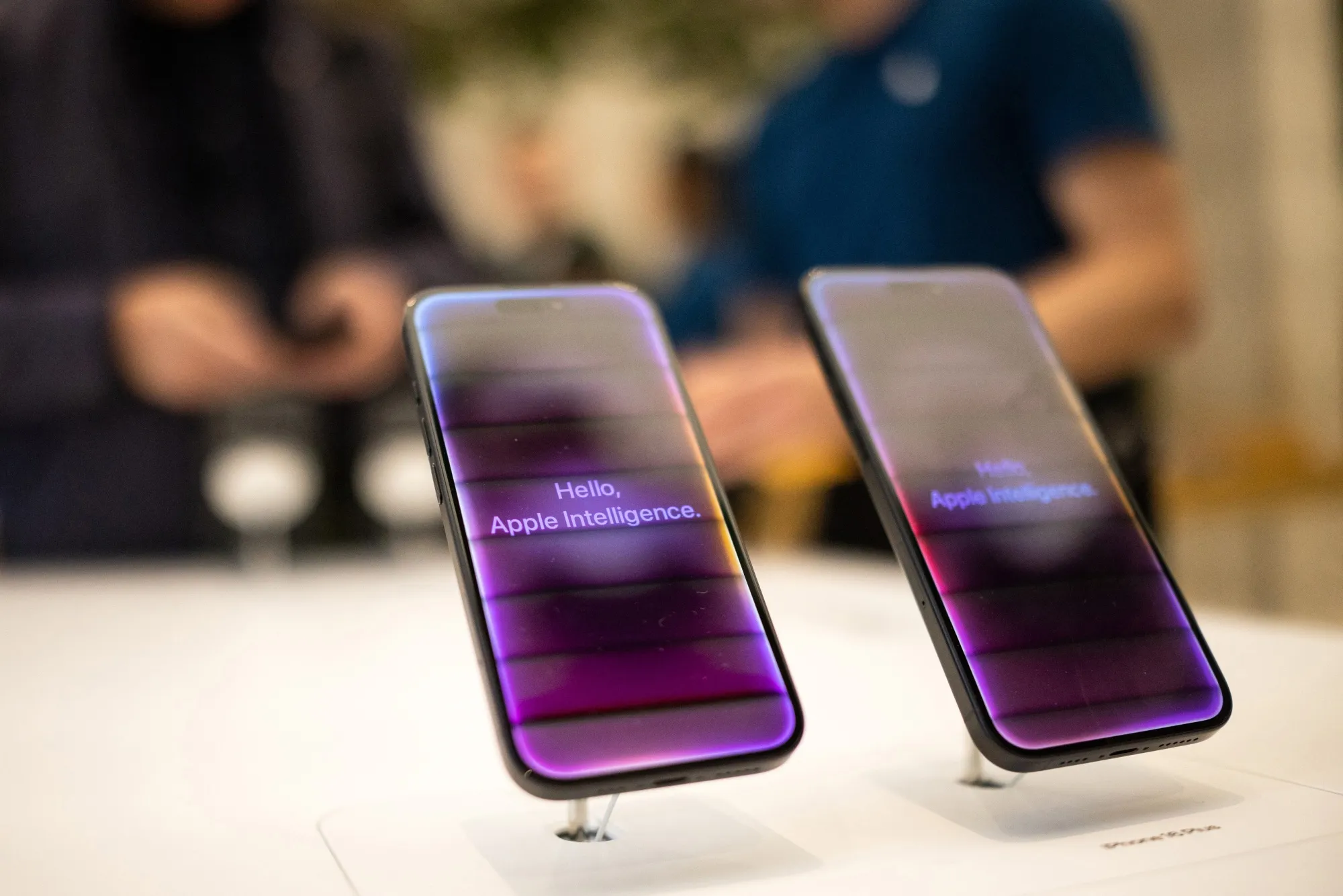 Apple'da Yaprak Dökümü: Siri Yöneticisi Bile Gitti 3 Apple, Siri, Yapay Zeka, OpenAI, Google DeepMind, Mark Gurman, Stuart Bowers, Jony Ive, iPhone Air