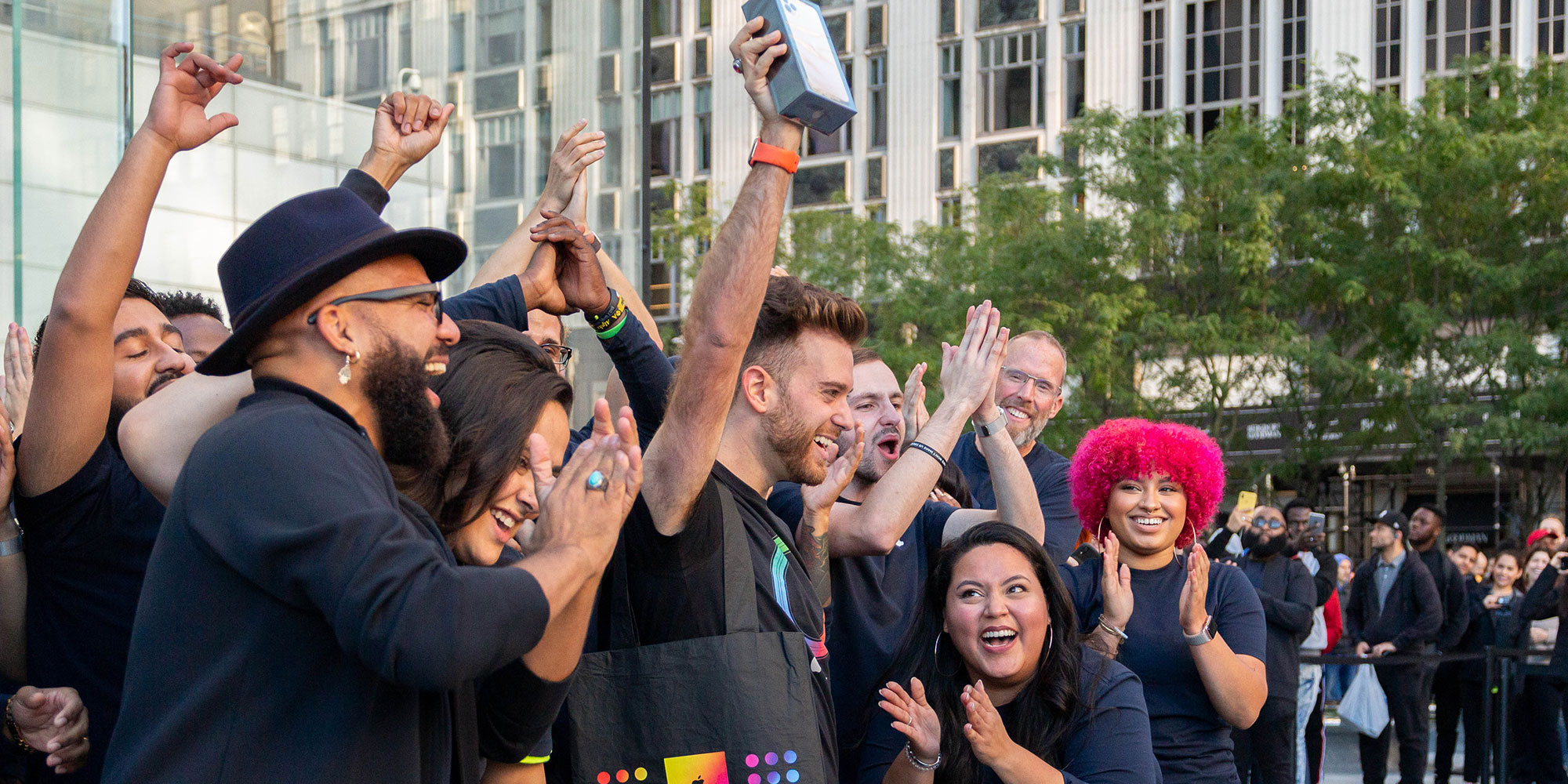 Apple Aktif Cihaz Sayısı 2.5 Milyara Ulaştı 1 Apple mağazasında iPhone inceleyen müşteri