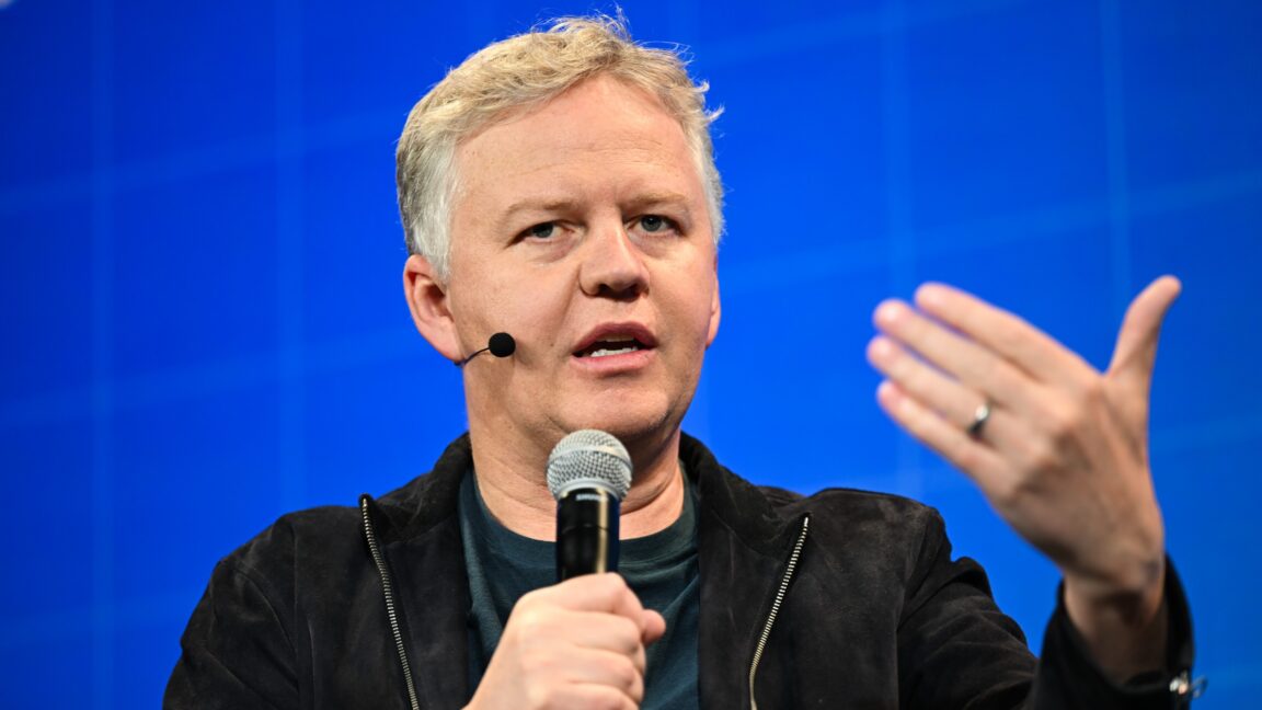 Cloudflare CEO'su Matthew Prince bir konferansta konuşuyor.