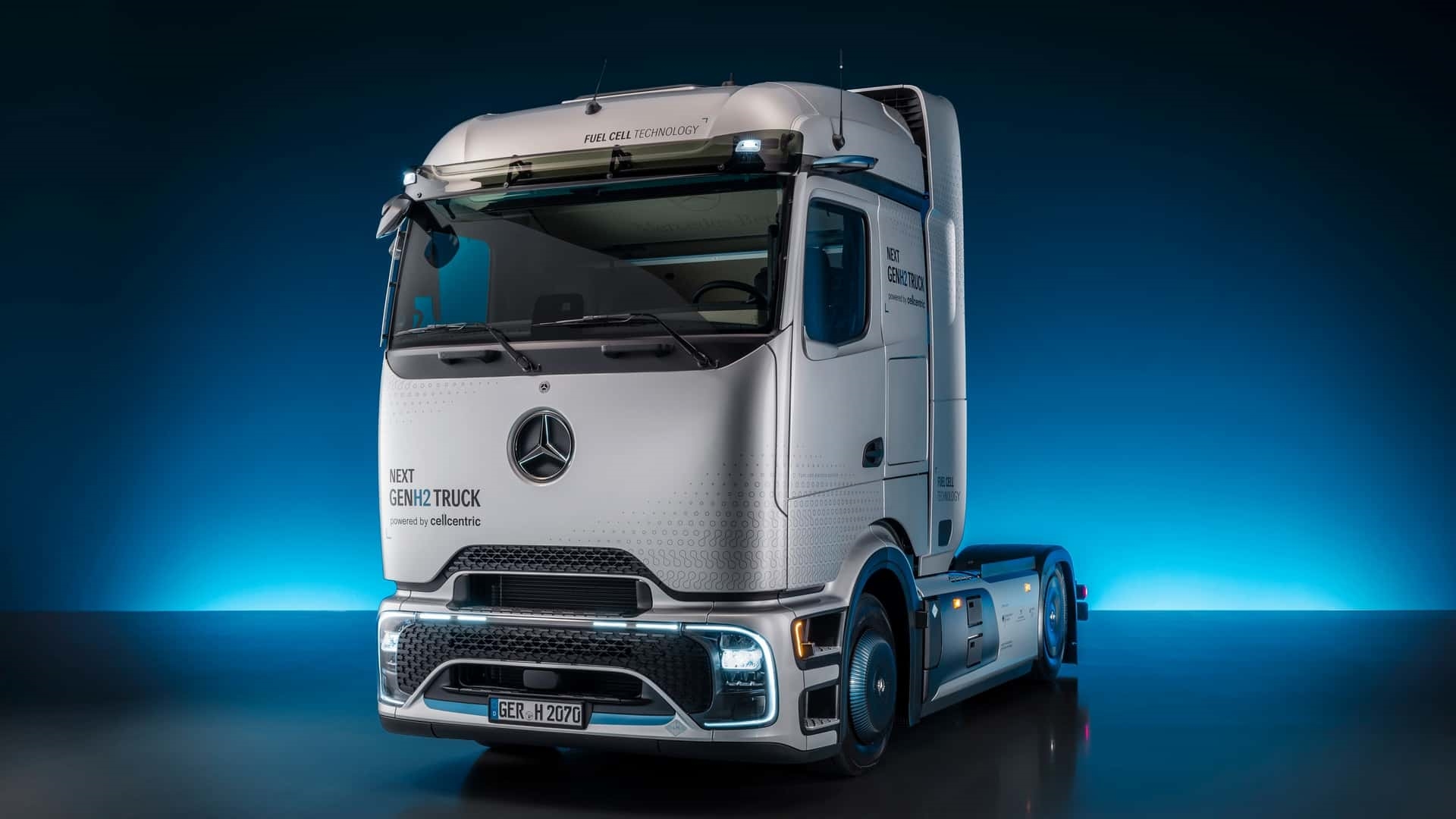 Mercedes hidrojenli kamyonun gece sürüşü