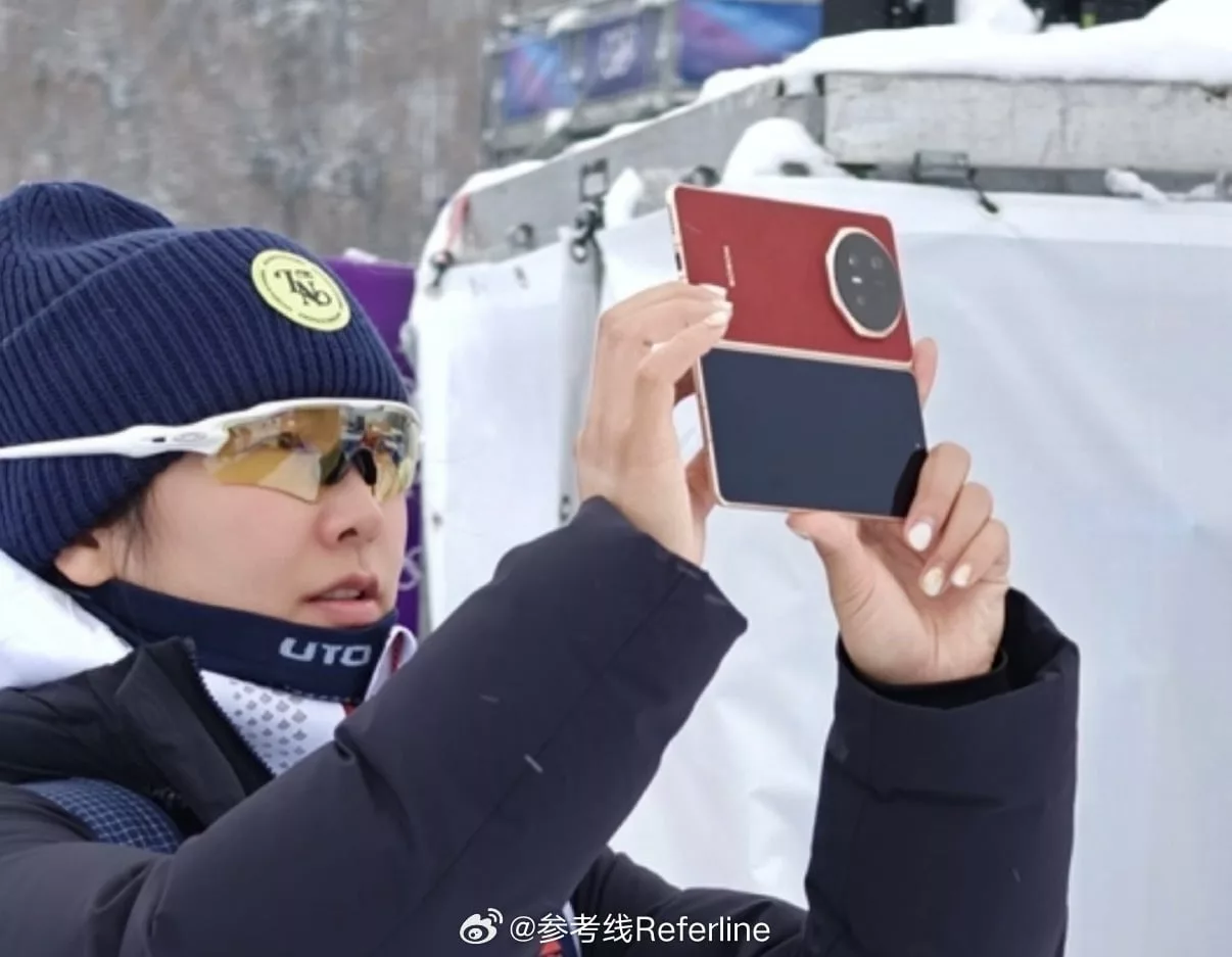 Honor Magic V6 Kırmızı Renk Seçeneği