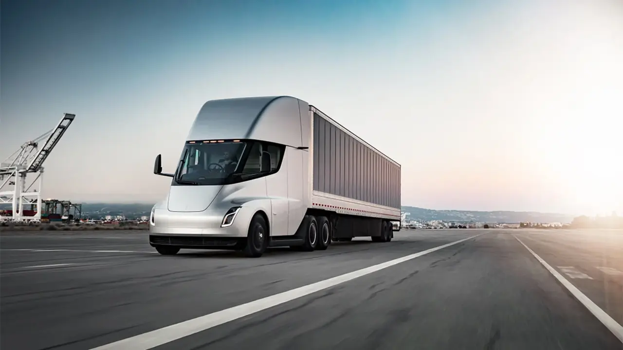 Tesla Semi İki Farklı Modelle Yollara Çıkıyor