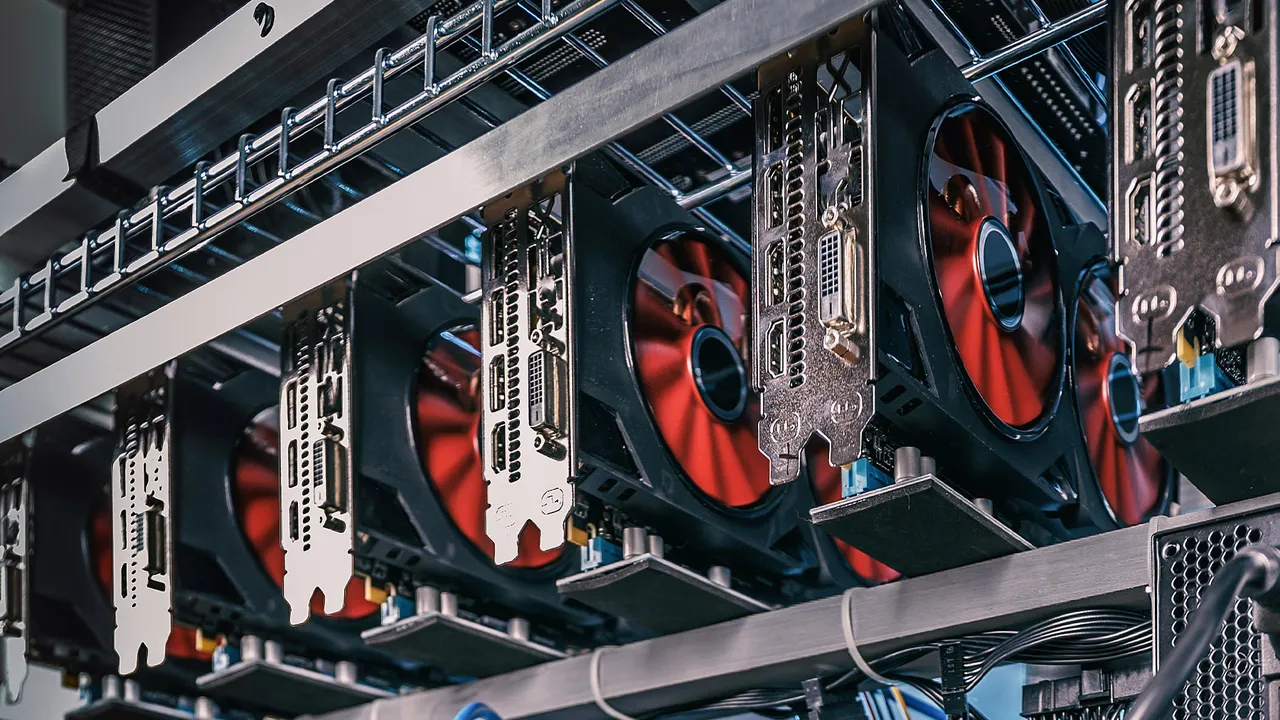Ahırda Kaçak Elektrikle Kripto Para Ürettiler!