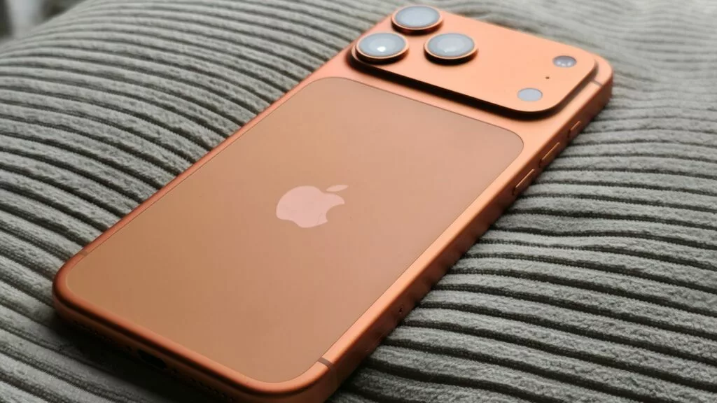 iPhone Pro modelinin ön kamerası ve Dinamik Ada tasarımı