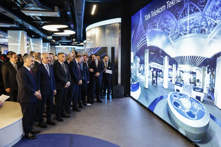 Türk Telekom Teknoloji ve İnovasyon Merkezi Dijital İkiz ve 5G Şovuyla Açıldı!