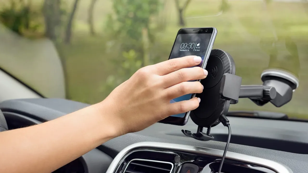 Araç Ön Camına Telefon Tutucu Takmanın Cezası Belli Oldu!