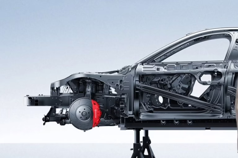 Xiaomi CEO’su SU7’yi Canlı Yayında Parçalayacak!