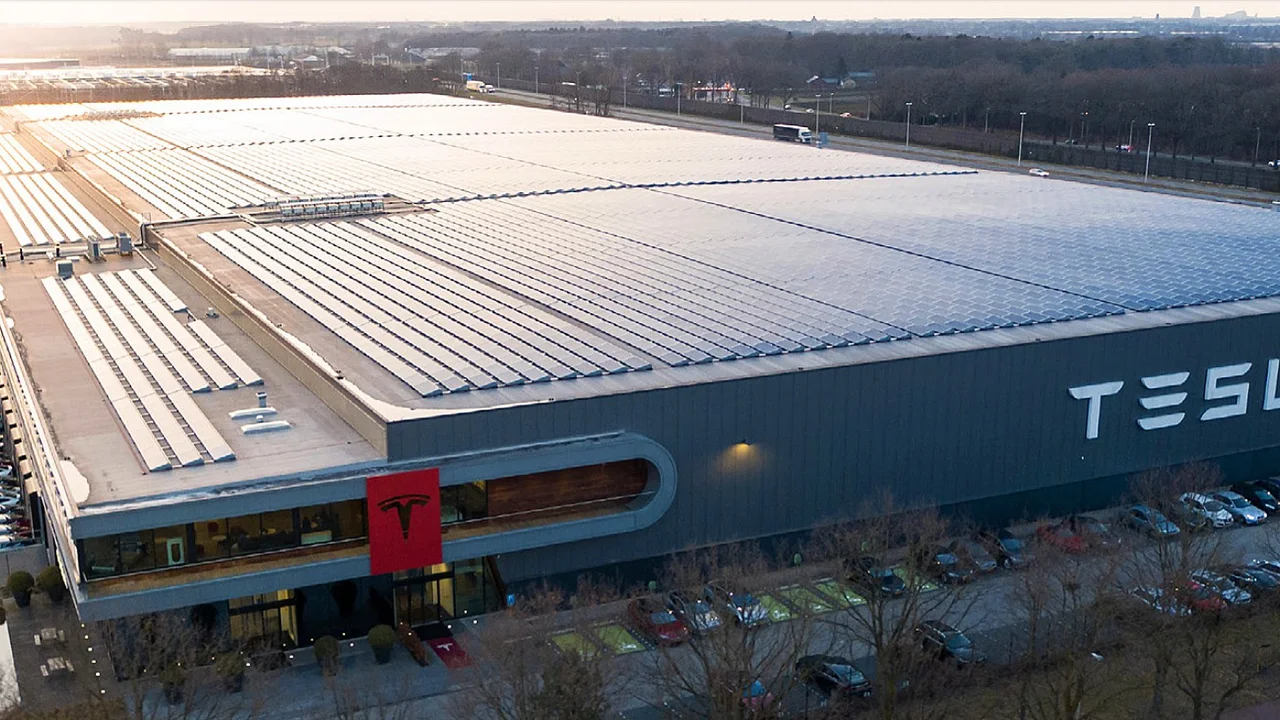 Tesla’dan Rekor Sipariş ve Yeni Çip Fabrikası Hamlesi!