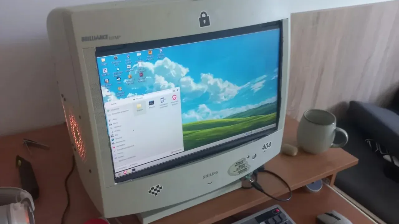 Dışı CRT Monitör İçi Oyuncu Bilgisayarı: Cyberpunk Açıyor