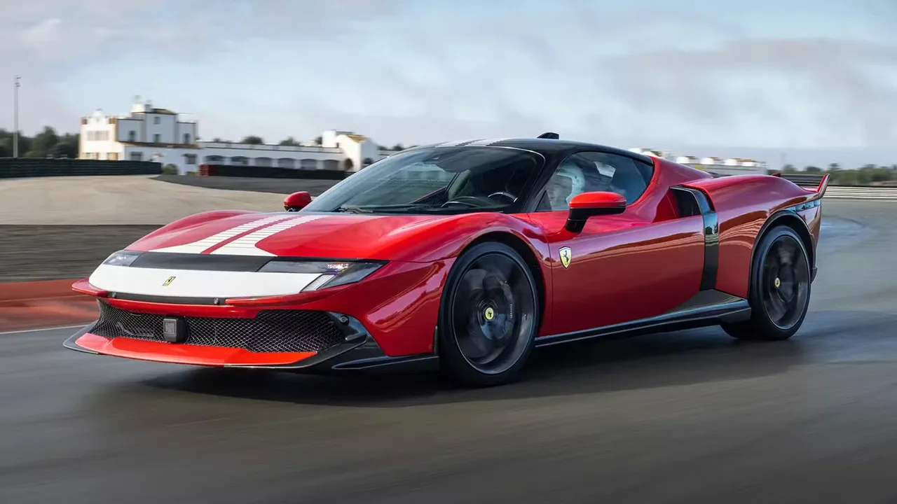 Ferrari’nin Yeni Stratejisi: Hem Elektrikli Hem Benzinli