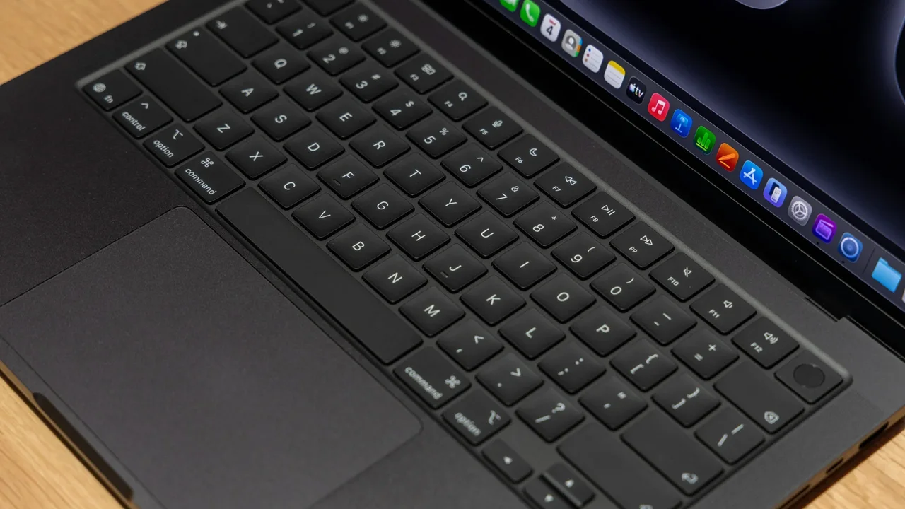MacBook Pro, M5 Max, Apple, aşırı ısınma, ekran sorunu