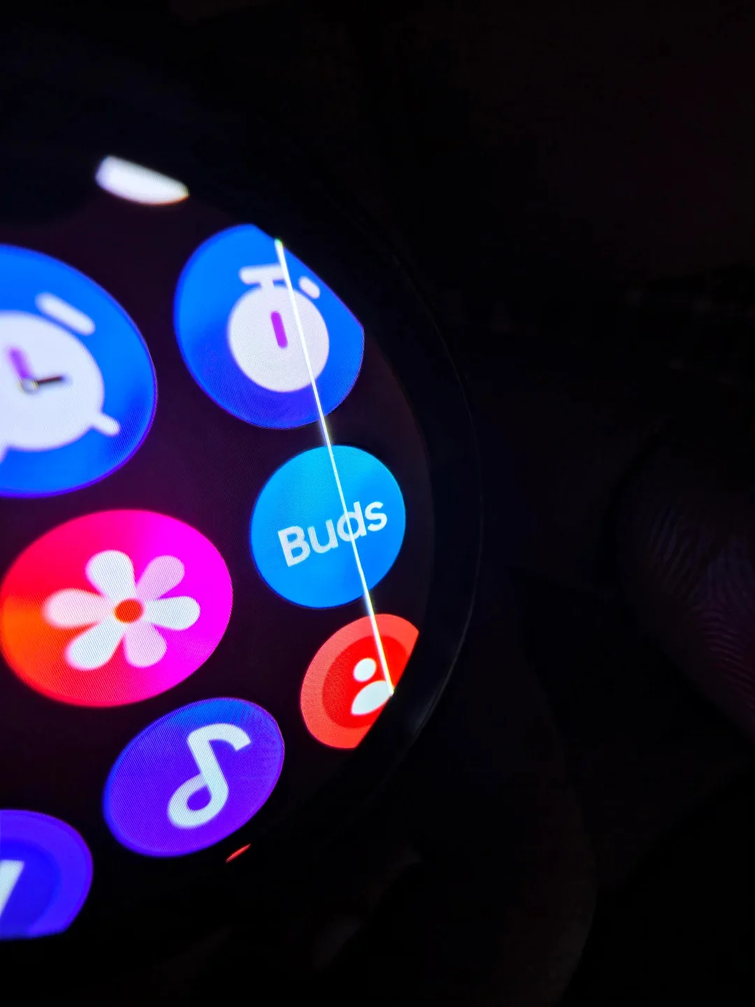 galaxy-watch-kullanicilarina-ekranda-yesil-cizgi-soku featured image