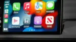 Apple CarPlay'e Siri Gelmeden Yapay Zeka Geldi — CarPlay yapay zeka desteği, Apple CarPlay chatbot uygulamaları, iOS 27 Siri AI, Meta AI CarPlay entegrasyonu, üçüncü taraf yapay zeka botları