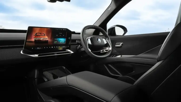 BMW Neden Fiziksel Butonları Azaltıyor? CEO'dan Açıklama — BMW'nin fiziksel butonları azaltma stratejisi, araç içi dokunmatik ekran, BMW sesli komut sistemi, otomobil fiziksel butonlar, Vikram Pawah BMW açıklaması