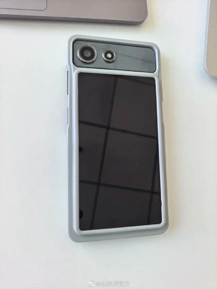 hisenseden-cilgin-telefon-hem-moduler-hem-e-ink-ekranli Hisense A10, e-ink telefon, modüler ekran, Android 16, Qualcomm QCM6690