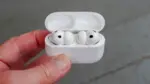 Kameralı AirPods ile Gelişmiş Uzamsal Ses Takibi — Kameralı AirPods modelleri, Apple uzamsal ses, AirPods kafa takibi, Visual Intelligence desteği, Apple giyilebilir teknolojiler