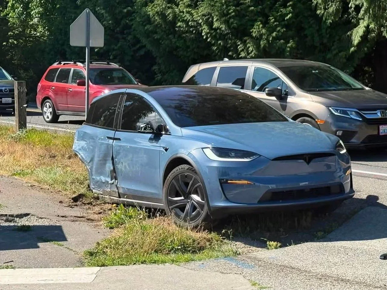 tesla-fsd-yapti-arac-ikiye-bolundu featured image