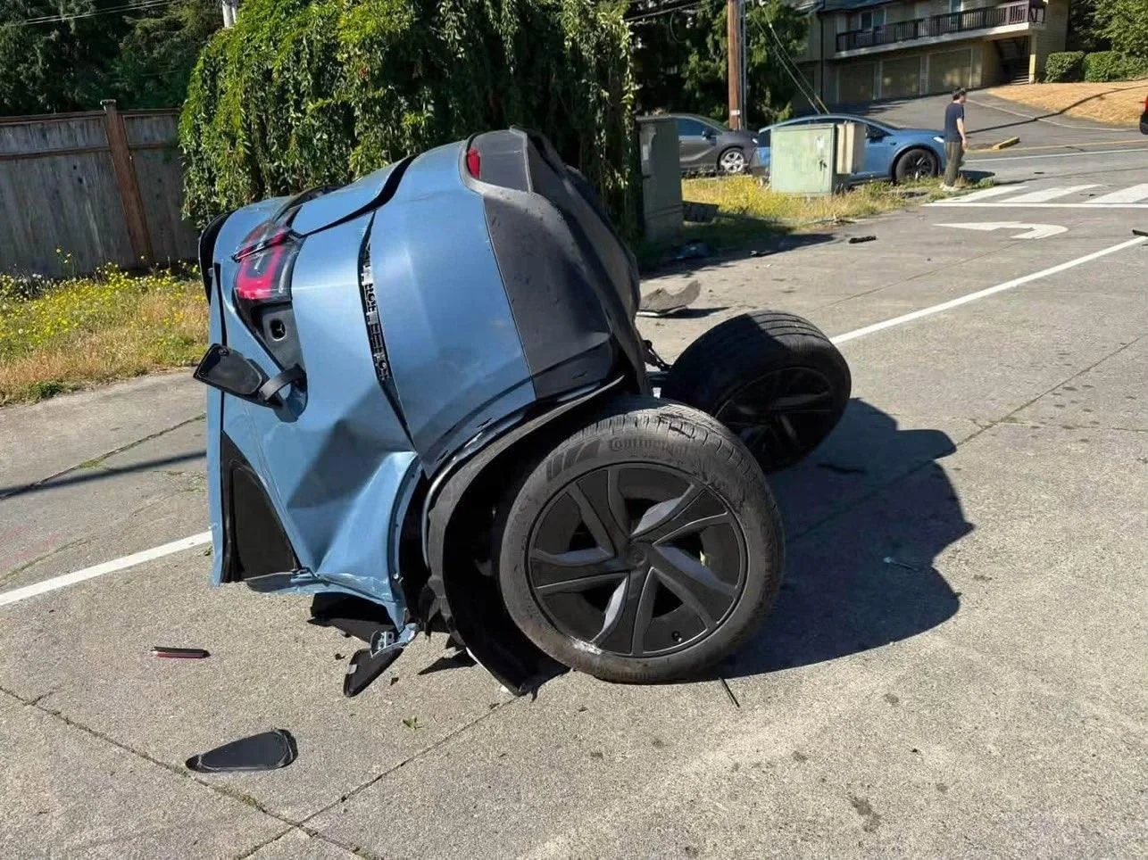 tesla-fsd-yapti-arac-ikiye-bolundu featured image