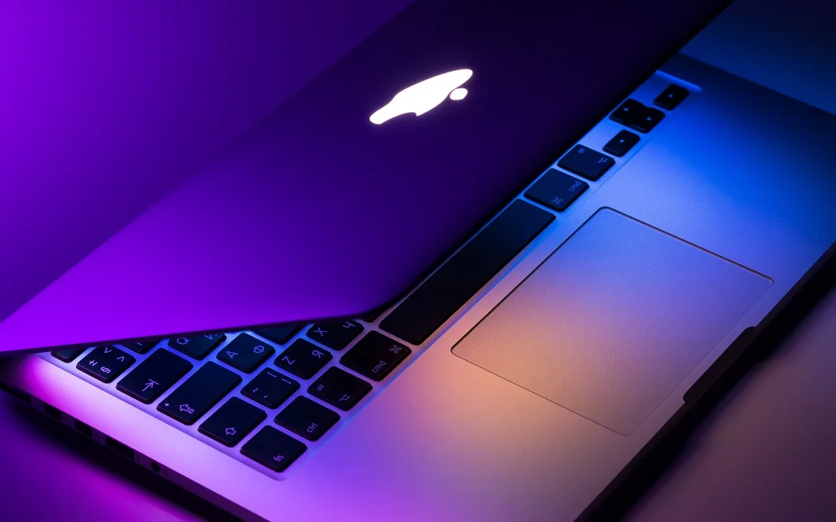 Apple'ın Katlanabilir MacBook Projesi Rafa Kaldırıldı — Apple katlanabilir MacBook iptal, OLED MacBook Pro modelleri, Apple ürün yol haritası, yeni MacBook modelleri, MacBook Ultra özellikleri