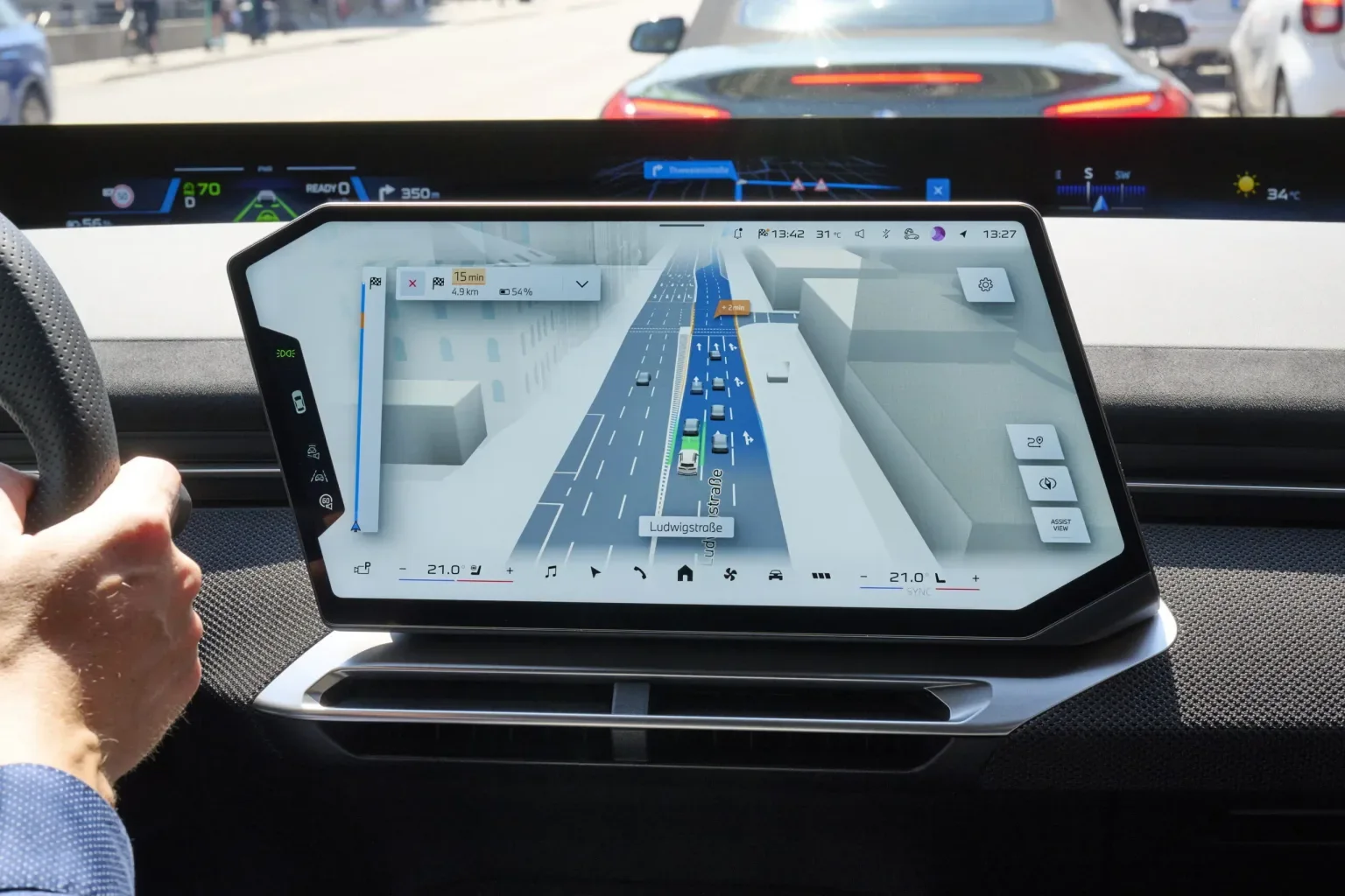 BMW'nin Yeni Navigasyon Arayüzü: BMW Maps With Driver Assistance Tanıtıldı — BMW navigasyon sistemi, sürüş destek teknolojileri, BMW Operating System X, Highway Assistant sistemi