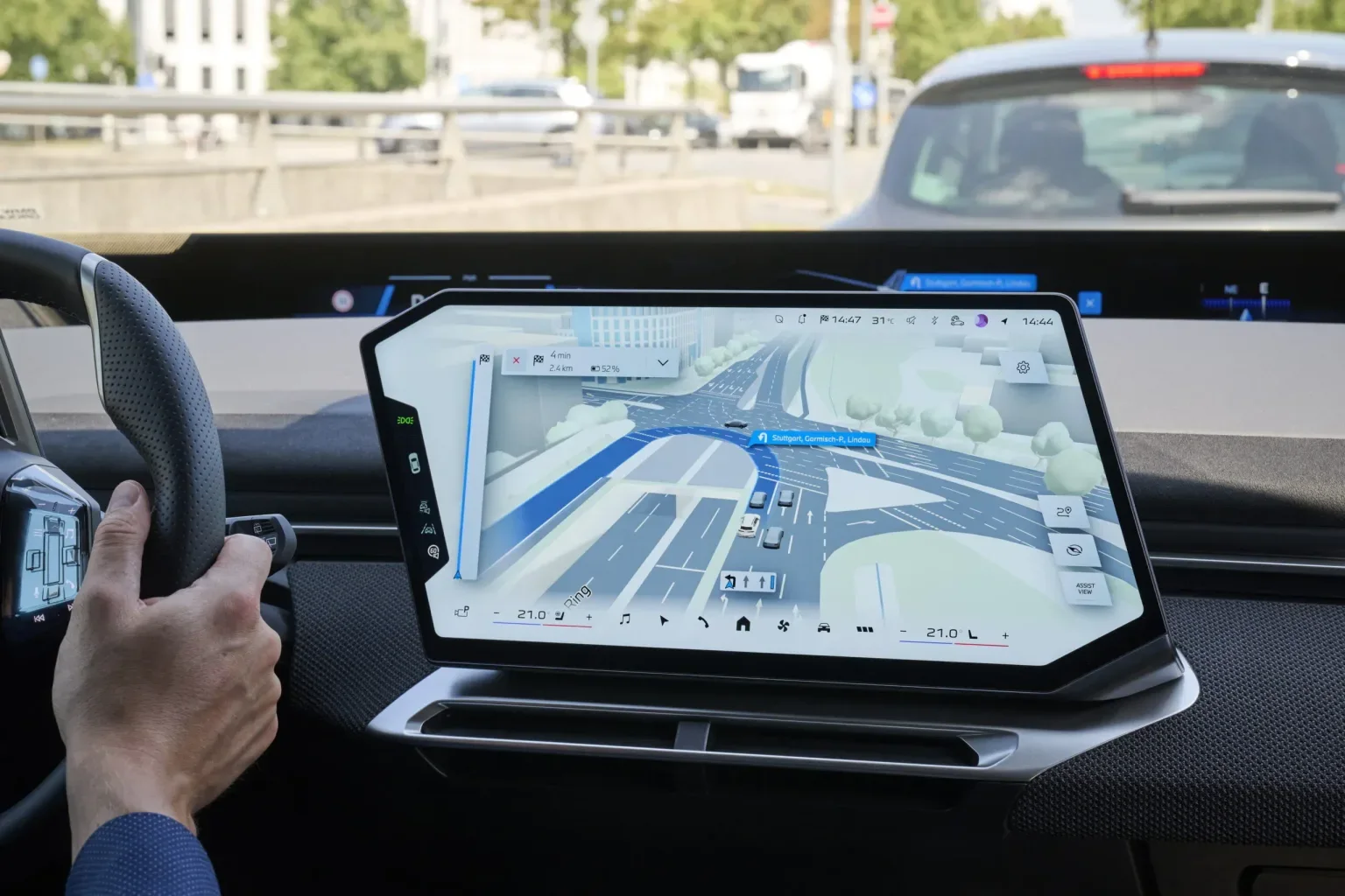 BMW'nin Yeni Navigasyon Arayüzü: BMW Maps With Driver Assistance Tanıtıldı — BMW navigasyon sistemi, sürüş destek teknolojileri, BMW Operating System X, Highway Assistant sistemi