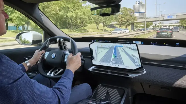 BMW'nin Yeni Navigasyon Arayüzü: BMW Maps With Driver Assistance Tanıtıldı — BMW navigasyon sistemi, sürüş destek teknolojileri, BMW Operating System X, Highway Assistant sistemi