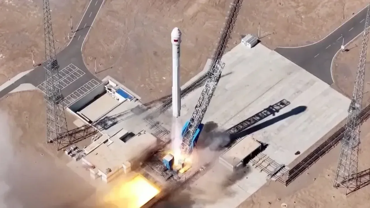 Çin Uzay Yarışında Hız Kesmiyor: 45 Saatte Dört Roket Fırlattılar — Çin uzay operasyonları, Qianfan geniş bant uydu takımı, SatNet uydu projesi, Gravity-1 roketi, LandSpace Zhuque-2E