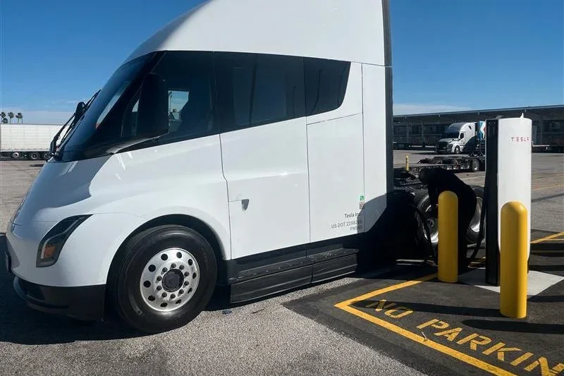 Elektrikli Tır Tesla Semi Avrupa Yollarına Çıkıyor: 550 Km Menzil — elektrikli tır modelleri, Tesla Semi menzili, elektrikli kamyon şarj, ağır vasıta teknolojileri