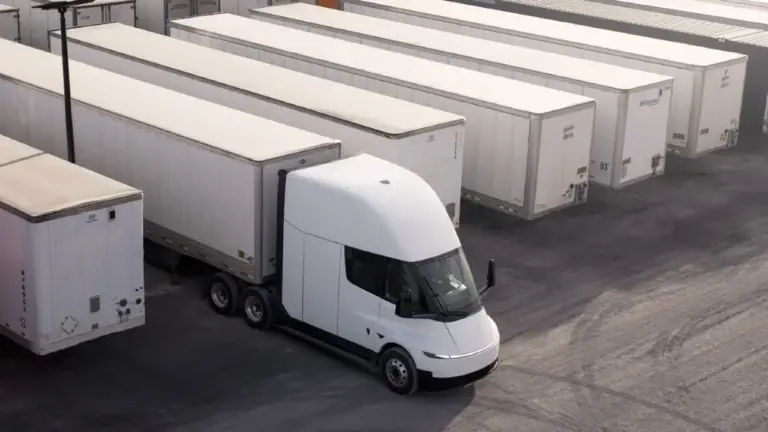 Elektrikli Tır Tesla Semi Avrupa Yollarına Çıkıyor: 550 Km Menzil — elektrikli tır modelleri, Tesla Semi menzili, elektrikli kamyon şarj, ağır vasıta teknolojileri