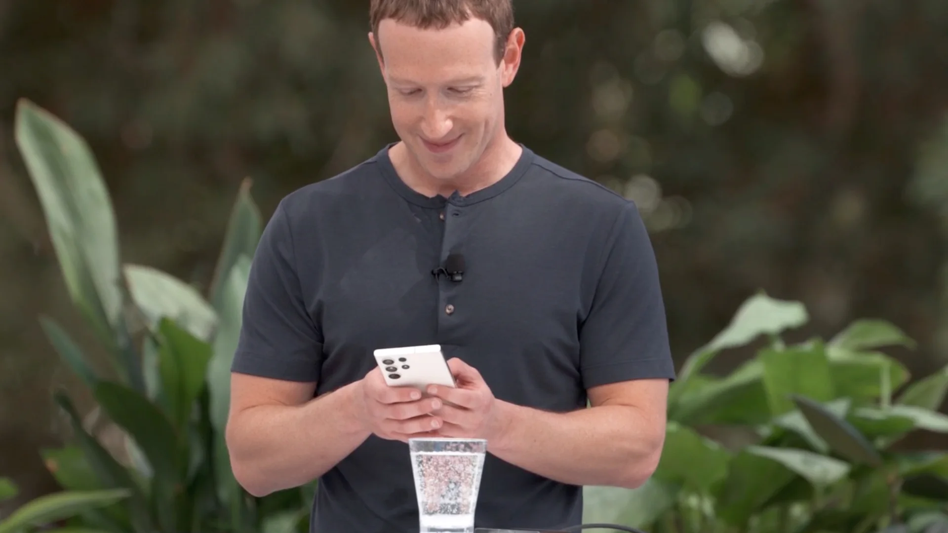 Mark Zuckerberg Hangi Telefonu Kullanıyor? Telefon Tercihi Şaşırttı — Mark Zuckerberg Samsung Galaxy S24 Ultra, Samsung Galaxy S24 Ultra kullanan ünlüler, teknoloji patronlarının telefon tercihleri, Mark Zuckerberg telefon modeli