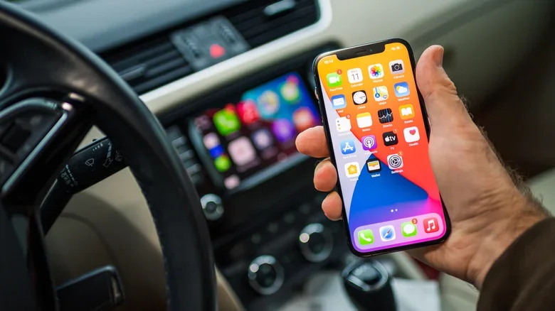 Otomotiv Dünyasında Apple CarPlay Krizi: İşte Nedenleri — Apple CarPlay desteği, General Motors Android Automotive, araç içi bilgi eğlence sistemleri, elektrikli araç yazılımları, CarPlay Ultra özellikleri