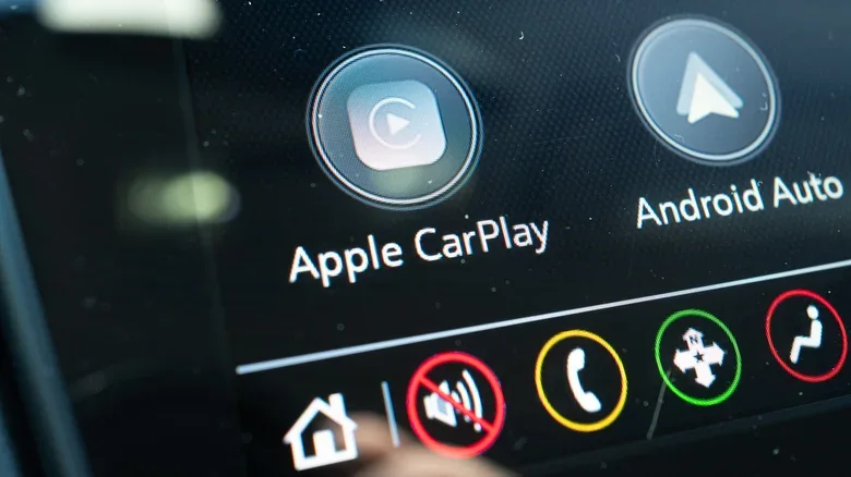 Otomotiv Dünyasında Apple CarPlay Krizi: İşte Nedenleri — Apple CarPlay desteği, General Motors Android Automotive, araç içi bilgi eğlence sistemleri, elektrikli araç yazılımları, CarPlay Ultra özellikleri
