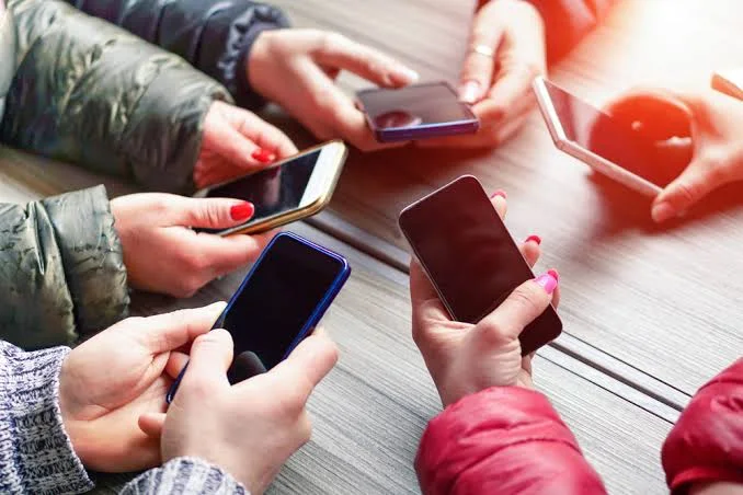 Ucuz Akıllı Telefon Dönemi Sona Eriyor: Yapay Zeka Telefonları da Vurdu — akıllı telefon fiyatları, yapay zeka çip krizi, giriş seviyesi telefonlar, Counterpoint Research raporu