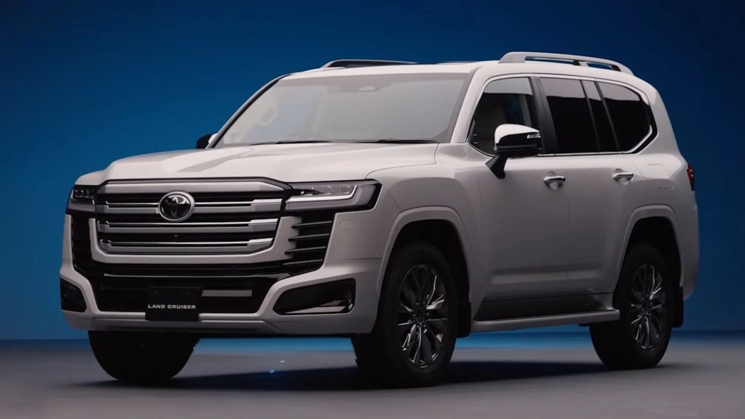 Yeni Toyota Land Cruiser 300 Tanıtıldı: 457 Beygirlik Hibrit Motor — Toyota Land Cruiser 300 hibrit, Land Cruiser 300 teknik özellikleri, Toyota hibrit motor teknolojisi, Land Cruiser 300 fiyat listesi, Yeni Land Cruiser modelleri