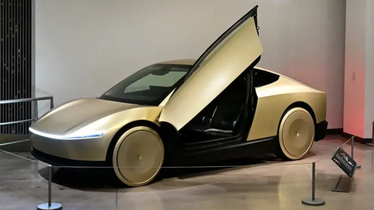 Tesla Cybercab üretim hattında Unboxed yöntemiyle montaj