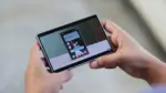 Galaxy Z Fold 9'un selefi Galaxy Z Fold 8'in kapak ekranında video izlenirken
