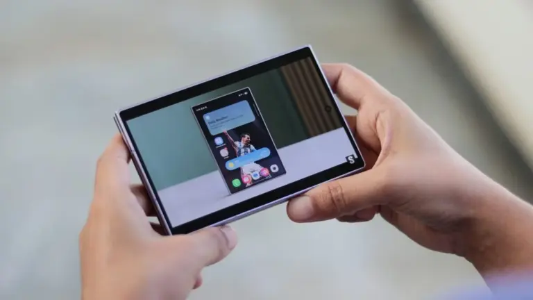 Galaxy Z Fold 9'un selefi Galaxy Z Fold 8'in kapak ekranında video izlenirken
