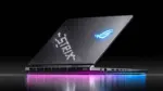 ASUS ROG Strix SCAR 18 oyun dizüstüsünün kapağında parlayan mavi ROG logosu ve pembe-mavi ışıklandırma