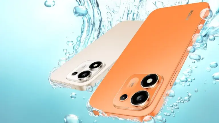Turuncu ve bej renkli Honor X8e 4G akıllı telefonlar su damlalarıyla çevrili