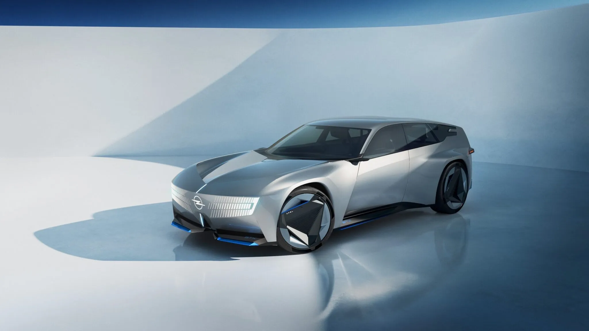 Opel STX Concept sergilendi: Station wagon ölmedi, elektrikle yeniden doğuyor!