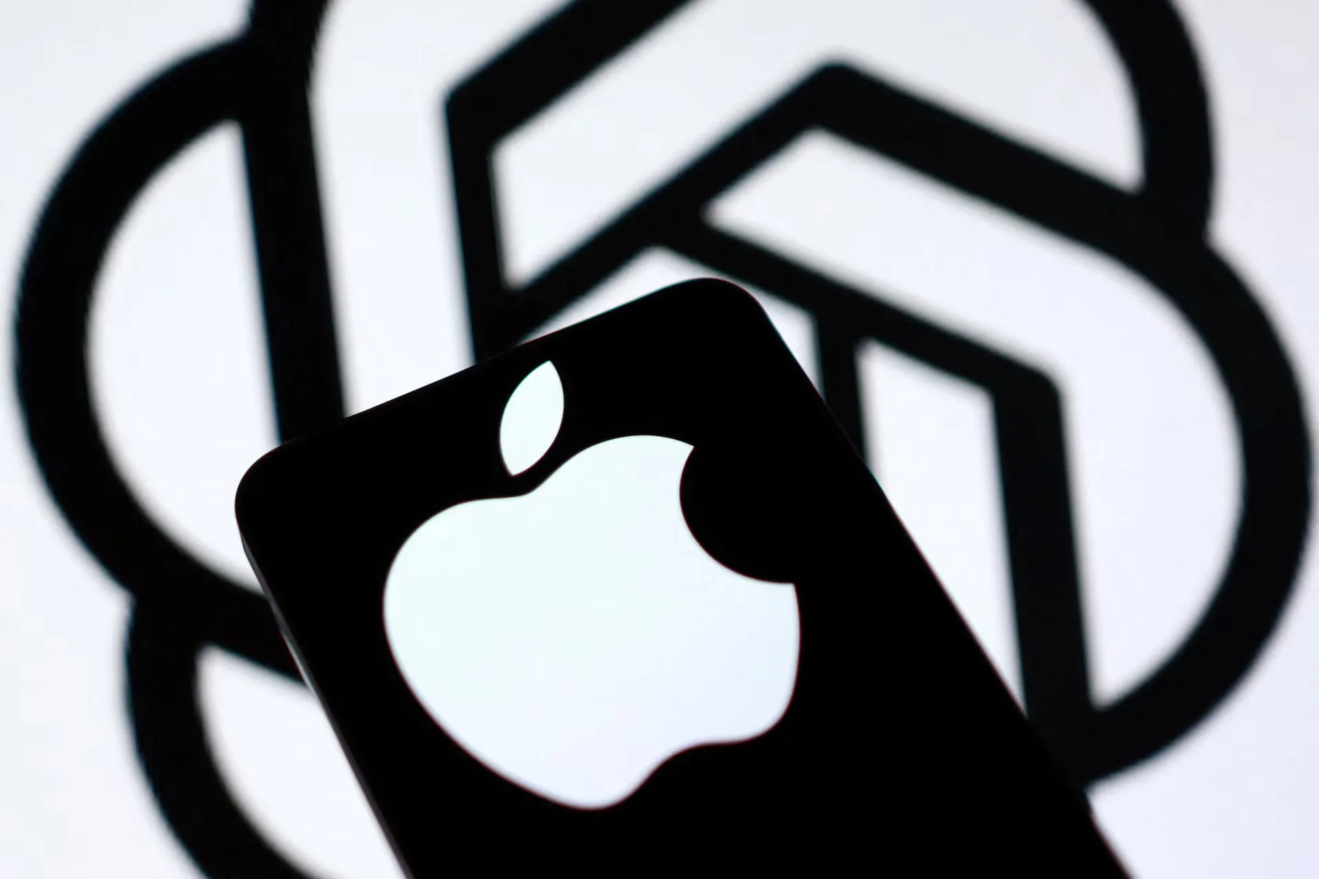 Apple ve OpenAI Arasındaki Hukuki Gerilim Tırmanıyor — OpenAI Apple ticari sır davası, OpenAI donanım projesi, Apple OpenAI çalışan transferi, OpenAI Apple gizli bilgi sızıntısı, Apple OpenAI gerilimi